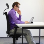 راهنمای نشستن صحیح در محل کار